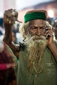 ten rodzaj medytacji ma niewielu naśladowców. Sadhu Amar Bharati od wielu lat trzyma rękę nieustannie w górze. Jest niewiarygodnie chuda, mięśnie uległy częściowemu zanikowi, a z dłoni wiszą poskręcane, nieobcinane od lat paznokcie